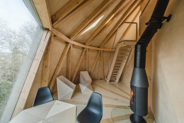 Baunetz, Baunetz Meldung, Architektur, architecture, Prag, Tschechien, Jan Sepka, Tom� Mal�, H�H architekti, House on a Slope, House in the Orchard, Ludwig Leo, Umlauftank, PU-Schaum, Polyurethanschaum, Holzkonstruktion, Balken, space ship, Raumschiff, Fremdk�rper, grau