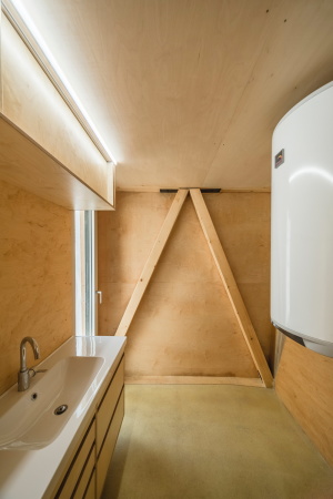 Baunetz, Baunetz Meldung, Architektur, architecture, Prag, Tschechien, Jan Sepka, Tom� Mal�, H�H architekti, House on a Slope, House in the Orchard, Ludwig Leo, Umlauftank, PU-Schaum, Polyurethanschaum, Holzkonstruktion, Balken, space ship, Raumschiff, Fremdk�rper, grau