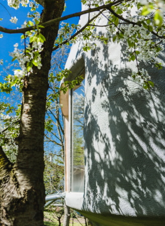 Baunetz, Baunetz Meldung, Architektur, architecture, Prag, Tschechien, Jan Sepka, Tom Mal, HH architekti, House on a Slope, House in the Orchard, Ludwig Leo, Umlauftank, PU-Schaum, Polyurethanschaum, Holzkonstruktion, Balken, space ship, Raumschiff, Fremdkrper, grau