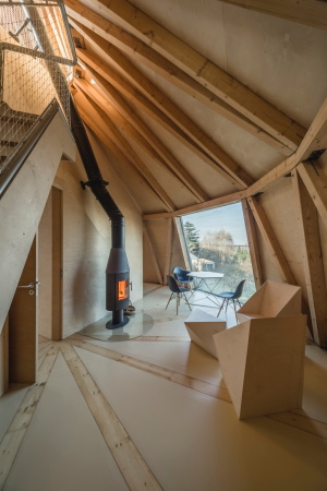 Baunetz, Baunetz Meldung, Architektur, architecture, Prag, Tschechien, Jan Sepka, Tom� Mal�, H�H architekti, House on a Slope, House in the Orchard, Ludwig Leo, Umlauftank, PU-Schaum, Polyurethanschaum, Holzkonstruktion, Balken, space ship, Raumschiff, Fremdk�rper, grau