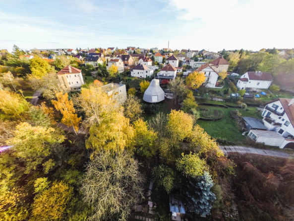 Baunetz, Baunetz Meldung, Architektur, architecture, Prag, Tschechien, Jan Sepka, Tom Mal, HH architekti, House on a Slope, House in the Orchard, Ludwig Leo, Umlauftank, PU-Schaum, Polyurethanschaum, Holzkonstruktion, Balken, space ship, Raumschiff, Fremdkrper, grau
