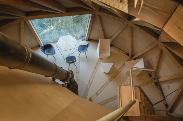 Baunetz, Baunetz Meldung, Architektur, architecture, Prag, Tschechien, Jan Sepka, Tom� Mal�, H�H architekti, House on a Slope, House in the Orchard, Ludwig Leo, Umlauftank, PU-Schaum, Polyurethanschaum, Holzkonstruktion, Balken, space ship, Raumschiff, Fremdk�rper, grau