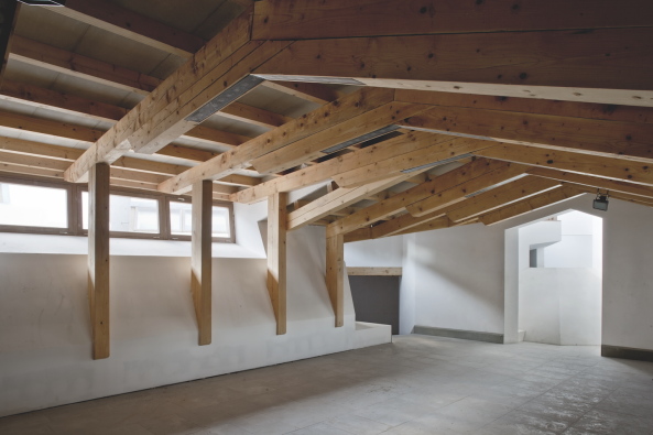 mallorca, kulturhaus, umbau, dach, dachlandschaft, intervention, beton, sichtbeton, holz, balken, flores prats, architekten, casal balaguer, bogen, sule, senster, Adria Goula, jose hevia, architects, duch-piza, palma, de, renovierung, sanierung, Ricardo Flores, Eva Prats, Duch Navarro, kulturzentrum, cultural center, historisch, balearen, palazzo, palacio