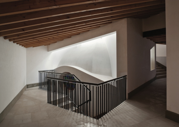 mallorca, kulturhaus, umbau, dach, dachlandschaft, intervention, beton, sichtbeton, holz, balken, flores prats, architekten, casal balaguer, bogen, s�ule, senster, Adria Goula, jose hevia, architects, duch-piza, palma, de, renovierung, sanierung, Ricardo Flores, Eva Prats, Duch Navarro, kulturzentrum, cultural center, historisch, balearen, palazzo, palacio