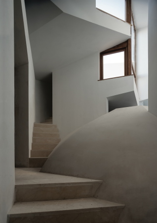 mallorca, kulturhaus, umbau, dach, dachlandschaft, intervention, beton, sichtbeton, holz, balken, flores prats, architekten, casal balaguer, bogen, s�ule, senster, Adria Goula, jose hevia, architects, duch-piza, palma, de, renovierung, sanierung, Ricardo Flores, Eva Prats, Duch Navarro, kulturzentrum, cultural center, historisch, balearen, palazzo, palacio