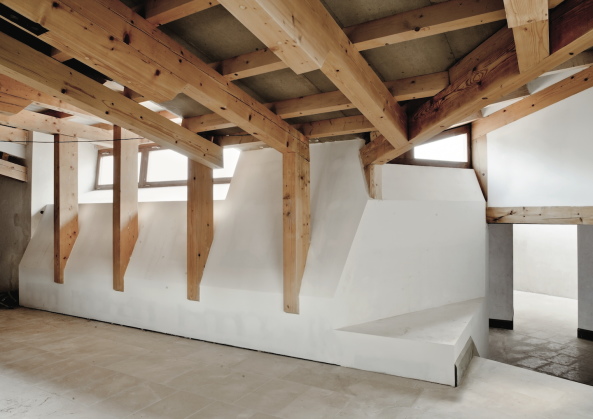 mallorca, kulturhaus, umbau, dach, dachlandschaft, intervention, beton, sichtbeton, holz, balken, flores prats, architekten, casal balaguer, bogen, sule, senster, Adria Goula, jose hevia, architects, duch-piza, palma, de, renovierung, sanierung, Ricardo Flores, Eva Prats, Duch Navarro, kulturzentrum, cultural center, historisch, balearen, palazzo, palacio