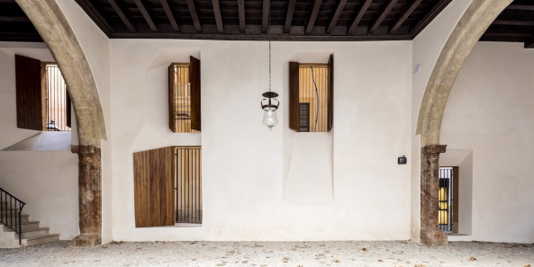 mallorca, kulturhaus, umbau, dach, dachlandschaft, intervention, beton, sichtbeton, holz, balken, flores prats, architekten, casal balaguer, bogen, sule, senster, Adria Goula, jose hevia, architects, duch-piza, palma, de, renovierung, sanierung, Ricardo Flores, Eva Prats, Duch Navarro, kulturzentrum, cultural center, historisch, balearen, palazzo, palacio