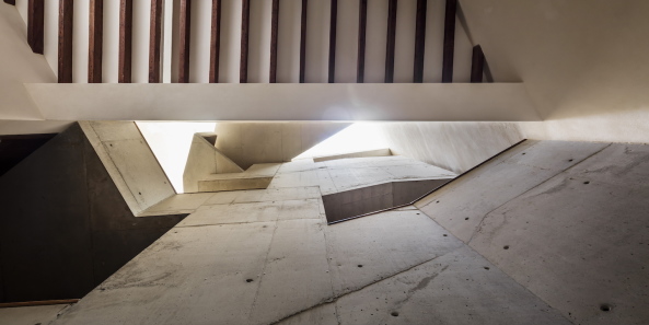 mallorca, kulturhaus, umbau, dach, dachlandschaft, intervention, beton, sichtbeton, holz, balken, flores prats, architekten, casal balaguer, bogen, sule, senster, Adria Goula, jose hevia, architects, duch-piza, palma, de, renovierung, sanierung, Ricardo Flores, Eva Prats, Duch Navarro, kulturzentrum, cultural center, historisch, balearen, palazzo, palacio