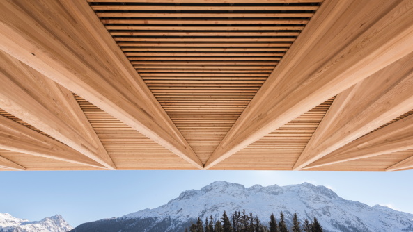 Baunetz, Baunetz-Meldung, Architektur, architecture, Foster + Partners, Norman Foster, Kchel, Kulm Country Club, Eispavillon, St. Moritz, Engadin, Schweiz, Switzerland, Swiss, Tribne, Holz, wood, canpy, pavillon, construction, Konstruktion, Nigel Young