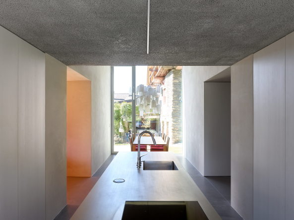 martiny, schweiz, h�tte, holzhaus, blockhaus, naturstein, mauer, traditionelles, schweizer, wohnhaus, einfamilienhaus, umbau, sanierung, anbau, erweiterung, dorf, land, l�ndlich, beton, holz, reduziert, alpatec, bauingenieure, stil, grau, schornstein, putz, schlafzimmer, garten, hang, hanglage, sockel, sockelzone, renoviert, holzst�nderwerk, mauerwerk, Savioz Fabrizzi