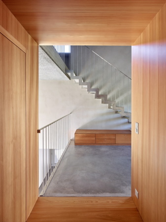 martiny, schweiz, h�tte, holzhaus, blockhaus, naturstein, mauer, traditionelles, schweizer, wohnhaus, einfamilienhaus, umbau, sanierung, anbau, erweiterung, dorf, land, l�ndlich, beton, holz, reduziert, alpatec, bauingenieure, stil, grau, schornstein, putz, schlafzimmer, garten, hang, hanglage, sockel, sockelzone, renoviert, holzst�nderwerk, mauerwerk, Savioz Fabrizzi