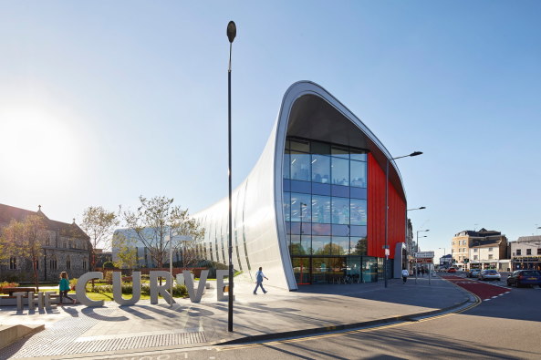 Slough, UK, 2016, urban renewal, Bibliothek, Kulturzentrum, Stahl, Kurve, The Curve, bblur architecture, CZWG Architects, Colorminium, Sir William Herschel