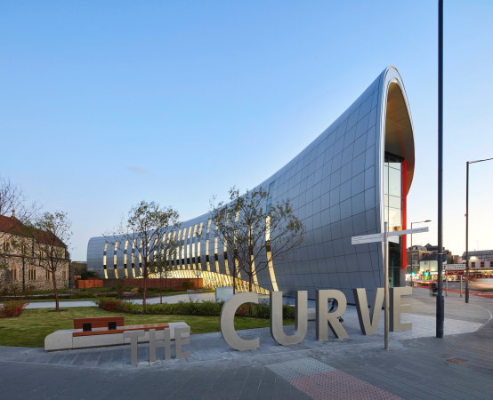Slough, UK, 2016, urban renewal, Bibliothek, Kulturzentrum, Stahl, Kurve, The Curve, bblur architecture, CZWG Architects, Colorminium, Sir William Herschel