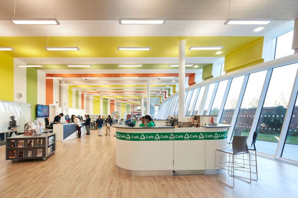 Slough, UK, 2016, urban renewal, Bibliothek, Kulturzentrum, Stahl, Kurve, The Curve, bblur architecture, CZWG Architects, Colorminium, Sir William Herschel