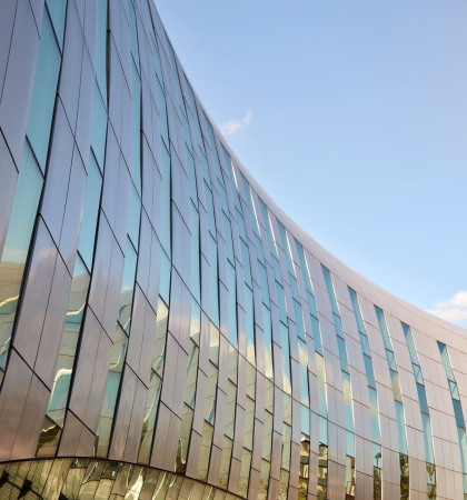 Slough, UK, 2016, urban renewal, Bibliothek, Kulturzentrum, Stahl, Kurve, The Curve, bblur architecture, CZWG Architects, Colorminium, Sir William Herschel