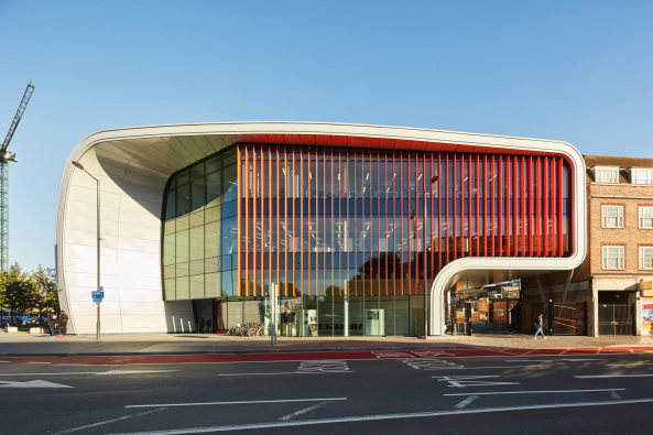 Slough, UK, 2016, urban renewal, Bibliothek, Kulturzentrum, Stahl, Kurve, The Curve, bblur architecture, CZWG Architects, Colorminium, Sir William Herschel