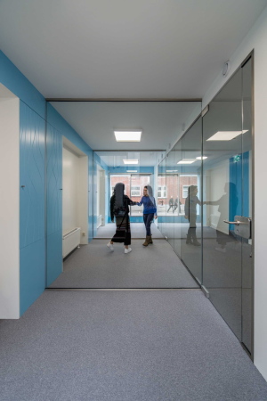 krill, o.r.c.a., umbau, umnutzung, obdachlose, phsychatrie, patienten, stiftung, sozial, zentrum, gemeinschaft, gemeinschaftliches wohnen, kollektiv, beton, backstein, intervention, ausbau, glas, bro, office, organisation, hilfsorganisation, architekten, niederlande, Millinx, rotterdam, Thuishaven Charlois, auffangstelle, wohnungslose, tren, tr, attrappen, fake