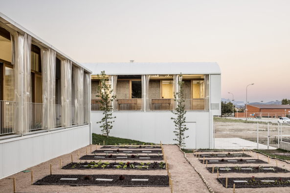 Pdagogisch-Therapeutisches Zentrum, Osana, Barcelona, Spanien, Spain, Vic, Comas-Pont arquitectes, Adri Goula, Psicopedagogical Center Of Osona, Healthy Building, konomisch-nachhaltiges Konstruktionsystem, Gesundheitszentrum, Modul, Rehabilitationsleistung, husliche Atmosphere, Nhe zur Natur, klimatische Bedingungen, effizientes Energiesystem, UV-geschtzten PVC-Vorhngen