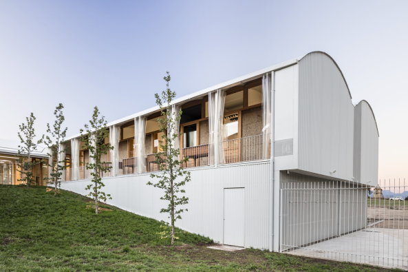 Pdagogisch-Therapeutisches Zentrum, Osana, Barcelona, Spanien, Spain, Vic, Comas-Pont arquitectes, Adri Goula, Psicopedagogical Center Of Osona, Healthy Building, konomisch-nachhaltiges Konstruktionsystem, Gesundheitszentrum, Modul, Rehabilitationsleistung, husliche Atmosphere, Nhe zur Natur, klimatische Bedingungen, effizientes Energiesystem, UV-geschtzten PVC-Vorhngen
