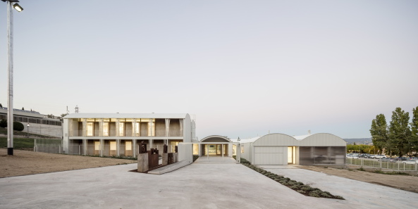 Pdagogisch-Therapeutisches Zentrum, Osana, Barcelona, Spanien, Spain, Vic, Comas-Pont arquitectes, Adri Goula, Psicopedagogical Center Of Osona, Healthy Building, konomisch-nachhaltiges Konstruktionsystem, Gesundheitszentrum, Modul, Rehabilitationsleistung, husliche Atmosphere, Nhe zur Natur, klimatische Bedingungen, effizientes Energiesystem, UV-geschtzten PVC-Vorhngen