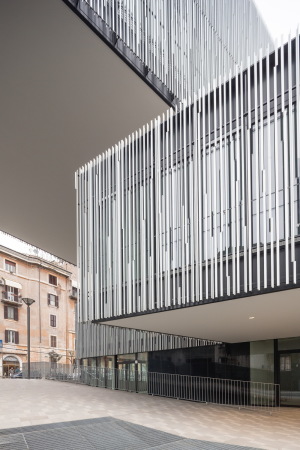 Fernando Guerra, Marco Cappelletti, Labics, rom, roma, Hines, Parsitalia, bus depot, bus, garage, konversion, italien, italia, neubau, struktut, block, stadt, b�ro, wohnen, wohnungsbau, einzelhandel, stahl, metall, fassade, rundst�tzen, st�tzen, auskragung, alt, italiensche stadt, �berbaut, ufo, wohnungen, appartements, rampen, treppe, platz, �ffentlicher raum