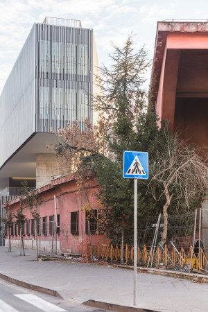 Fernando Guerra, Marco Cappelletti, Labics, rom, roma, Hines, Parsitalia, bus depot, bus, garage, konversion, italien, italia, neubau, struktut, block, stadt, bro, wohnen, wohnungsbau, einzelhandel, stahl, metall, fassade, rundsttzen, sttzen, auskragung, alt, italiensche stadt, berbaut, ufo, wohnungen, appartements, rampen, treppe, platz, ffentlicher raum