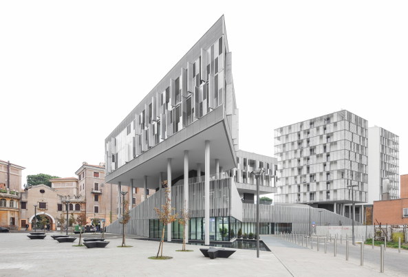 Fernando Guerra, Marco Cappelletti, Labics, rom, roma, Hines, Parsitalia, bus depot, bus, garage, konversion, italien, italia, neubau, struktut, block, stadt, b�ro, wohnen, wohnungsbau, einzelhandel, stahl, metall, fassade, rundst�tzen, st�tzen, auskragung, alt, italiensche stadt, �berbaut, ufo, wohnungen, appartements, rampen, treppe, platz, �ffentlicher raum