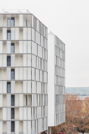 Fernando Guerra, Marco Cappelletti, Labics, rom, roma, Hines, Parsitalia, bus depot, bus, garage, konversion, italien, italia, neubau, struktut, block, stadt, bro, wohnen, wohnungsbau, einzelhandel, stahl, metall, fassade, rundsttzen, sttzen, auskragung, alt, italiensche stadt, berbaut, ufo, wohnungen, appartements, rampen, treppe, platz, ffentlicher raum