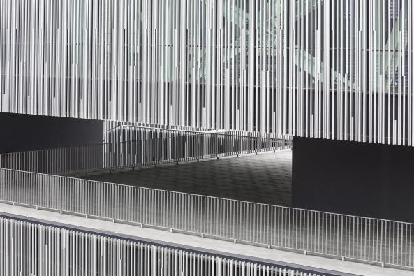 Fernando Guerra, Marco Cappelletti, Labics, rom, roma, Hines, Parsitalia, bus depot, bus, garage, konversion, italien, italia, neubau, struktut, block, stadt, b�ro, wohnen, wohnungsbau, einzelhandel, stahl, metall, fassade, rundst�tzen, st�tzen, auskragung, alt, italiensche stadt, �berbaut, ufo, wohnungen, appartements, rampen, treppe, platz, �ffentlicher raum