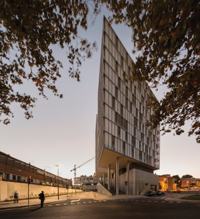 Fernando Guerra, Marco Cappelletti, Labics, rom, roma, Hines, Parsitalia, bus depot, bus, garage, konversion, italien, italia, neubau, struktut, block, stadt, bro, wohnen, wohnungsbau, einzelhandel, stahl, metall, fassade, rundsttzen, sttzen, auskragung, alt, italiensche stadt, berbaut, ufo, wohnungen, appartements, rampen, treppe, platz, ffentlicher raum