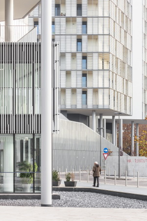 Fernando Guerra, Marco Cappelletti, Labics, rom, roma, Hines, Parsitalia, bus depot, bus, garage, konversion, italien, italia, neubau, struktut, block, stadt, bro, wohnen, wohnungsbau, einzelhandel, stahl, metall, fassade, rundsttzen, sttzen, auskragung, alt, italiensche stadt, berbaut, ufo, wohnungen, appartements, rampen, treppe, platz, ffentlicher raum