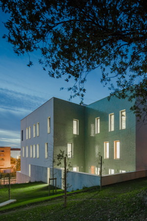 Casa Acreditar Porto, Porto IPO, onkologisches Zentrum, atelier do cardoso . arquitectos, Spende, Donation, portugiesische Hersteller, Hohlraum, patio, garten, Wohnen, jugendliche Patienten, sorgfltige Architektur, Portugal, Porto