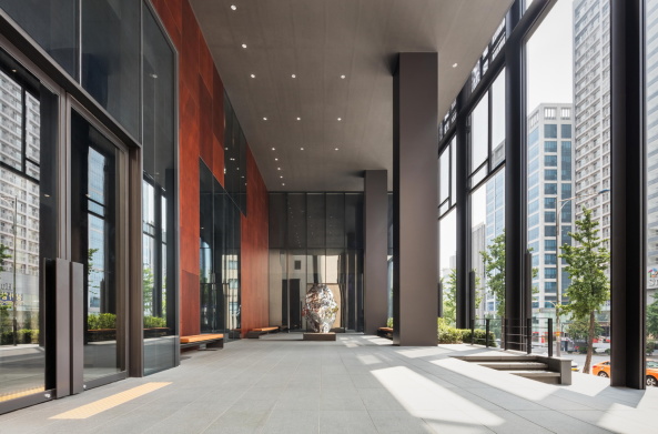 Kevin Scott, Kyungsub Shin, Brohochhaus, offices, high-rise building, Olson Kundig, Seoul, Korea, Sdkorea, corporate architecture, Fassade, facade, steel, Stahl, schwarz, black, Baunetz, Meldung, Architektur, architecture, Shinsegae, South Korea