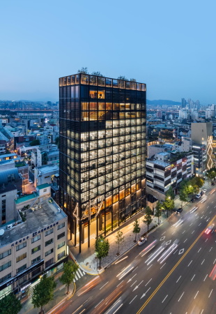 Kevin Scott, Kyungsub Shin, Brohochhaus, offices, high-rise building, Olson Kundig, Seoul, Korea, Sdkorea, corporate architecture, Fassade, facade, steel, Stahl, schwarz, black, Baunetz, Meldung, Architektur, architecture, Shinsegae, South Korea