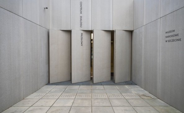 Juliusz Sokolowski, Jakub Certowicz, Piotr Rakowski, DIALOGUE CENTRE PRZEŁOMY, National Museum, Nationalmuseum, Szczecin, Stettin, Muzeum Narodowe, Platz, square, Landschaftsarchitektur, landscape architecture, Architektur, architecture, grau, Beton, grey concrete, wave, Welle, KWK Promes, Philharmonie, history, Geschichte, urban space, Stadtraum, open space, Polen, Poland, Baunetz, Meldung