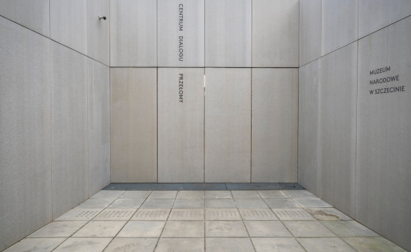 Juliusz Sokolowski, Jakub Certowicz, Piotr Rakowski, DIALOGUE CENTRE PRZEŁOMY, National Museum, Nationalmuseum, Szczecin, Stettin, Muzeum Narodowe, Platz, square, Landschaftsarchitektur, landscape architecture, Architektur, architecture, grau, Beton, grey concrete, wave, Welle, KWK Promes, Philharmonie, history, Geschichte, urban space, Stadtraum, open space, Polen, Poland, Baunetz, Meldung