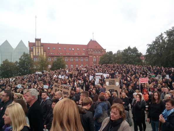 Juliusz Sokolowski, Jakub Certowicz, Piotr Rakowski, DIALOGUE CENTRE PRZEŁOMY, National Museum, Nationalmuseum, Szczecin, Stettin, Muzeum Narodowe, Platz, square, Landschaftsarchitektur, landscape architecture, Architektur, architecture, grau, Beton, grey concrete, wave, Welle, KWK Promes, Philharmonie, history, Geschichte, urban space, Stadtraum, open space, Polen, Poland, Baunetz, Meldung