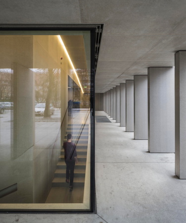 Juliusz Sokolowski, Jakub Certowicz, Piotr Rakowski, DIALOGUE CENTRE PRZEŁOMY, National Museum, Nationalmuseum, Szczecin, Stettin, Muzeum Narodowe, Platz, square, Landschaftsarchitektur, landscape architecture, Architektur, architecture, grau, Beton, grey concrete, wave, Welle, KWK Promes, Philharmonie, history, Geschichte, urban space, Stadtraum, open space, Polen, Poland, Baunetz, Meldung