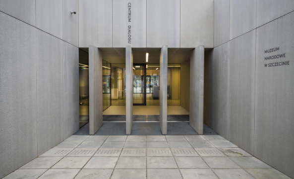 Juliusz Sokolowski, Jakub Certowicz, Piotr Rakowski, DIALOGUE CENTRE PRZEŁOMY, National Museum, Nationalmuseum, Szczecin, Stettin, Muzeum Narodowe, Platz, square, Landschaftsarchitektur, landscape architecture, Architektur, architecture, grau, Beton, grey concrete, wave, Welle, KWK Promes, Philharmonie, history, Geschichte, urban space, Stadtraum, open space, Polen, Poland, Baunetz, Meldung