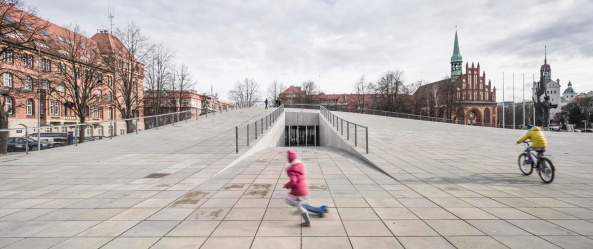 Juliusz Sokolowski, Jakub Certowicz, Piotr Rakowski, DIALOGUE CENTRE PRZEŁOMY, National Museum, Nationalmuseum, Szczecin, Stettin, Muzeum Narodowe, Platz, square, Landschaftsarchitektur, landscape architecture, Architektur, architecture, grau, Beton, grey concrete, wave, Welle, KWK Promes, Philharmonie, history, Geschichte, urban space, Stadtraum, open space, Polen, Poland, Baunetz, Meldung