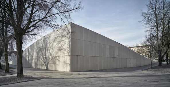 Juliusz Sokolowski, Jakub Certowicz, Piotr Rakowski, DIALOGUE CENTRE PRZEŁOMY, National Museum, Nationalmuseum, Szczecin, Stettin, Muzeum Narodowe, Platz, square, Landschaftsarchitektur, landscape architecture, Architektur, architecture, grau, Beton, grey concrete, wave, Welle, KWK Promes, Philharmonie, history, Geschichte, urban space, Stadtraum, open space, Polen, Poland, Baunetz, Meldung