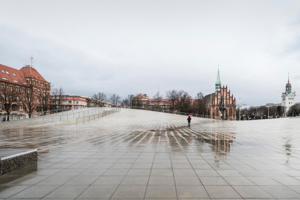 Juliusz Sokolowski, Jakub Certowicz, Piotr Rakowski, DIALOGUE CENTRE PRZEŁOMY, National Museum, Nationalmuseum, Szczecin, Stettin, Muzeum Narodowe, Platz, square, Landschaftsarchitektur, landscape architecture, Architektur, architecture, grau, Beton, grey concrete, wave, Welle, KWK Promes, Philharmonie, history, Geschichte, urban space, Stadtraum, open space, Polen, Poland, Baunetz, Meldung