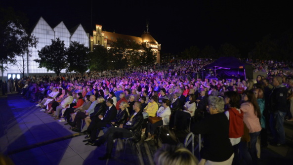 Juliusz Sokolowski, Jakub Certowicz, Piotr Rakowski, DIALOGUE CENTRE PRZEŁOMY, National Museum, Nationalmuseum, Szczecin, Stettin, Muzeum Narodowe, Platz, square, Landschaftsarchitektur, landscape architecture, Architektur, architecture, grau, Beton, grey concrete, wave, Welle, KWK Promes, Philharmonie, history, Geschichte, urban space, Stadtraum, open space, Polen, Poland, Baunetz, Meldung