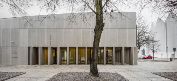 Juliusz Sokolowski, Jakub Certowicz, Piotr Rakowski, DIALOGUE CENTRE PRZEŁOMY, National Museum, Nationalmuseum, Szczecin, Stettin, Muzeum Narodowe, Platz, square, Landschaftsarchitektur, landscape architecture, Architektur, architecture, grau, Beton, grey concrete, wave, Welle, KWK Promes, Philharmonie, history, Geschichte, urban space, Stadtraum, open space, Polen, Poland, Baunetz, Meldung