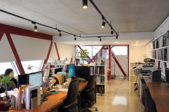 Korea, Seoul, Brohaus, KYWC, kywc architects, Office building, Stahlstruktur, stahl, steel, Rot, Red, Kim Jae-Kyeong, Statik, Mikroarchitektur, Microarchitecture, Mikrokosmos Soyul, micro-cosmos soyul, Kim Seung-Hoy, Yongsan-gu, Huam-dong