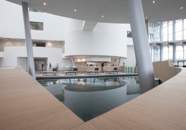 Jaspers-Eyers, Baunetz, Meldung, Architektur, architecture, Barco, Belgien, Belgium, Kortrijk, Kennedypark, office building, corporate architecture, Bro, Brobau, office, rund, round, circle, Kreis, wei, white, Philippe van Gelooven, Klaas Verdru, Steven Massart, Marc Detiffe