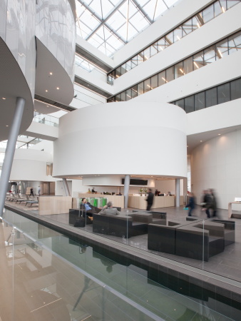 Jaspers-Eyers, Baunetz, Meldung, Architektur, architecture, Barco, Belgien, Belgium, Kortrijk, Kennedypark, office building, corporate architecture, Bro, Brobau, office, rund, round, circle, Kreis, wei, white, Philippe van Gelooven, Klaas Verdru, Steven Massart, Marc Detiffe