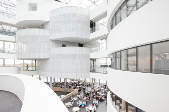 Jaspers-Eyers, Baunetz, Meldung, Architektur, architecture, Barco, Belgien, Belgium, Kortrijk, Kennedypark, office building, corporate architecture, Bro, Brobau, office, rund, round, circle, Kreis, wei, white, Philippe van Gelooven, Klaas Verdru, Steven Massart, Marc Detiffe