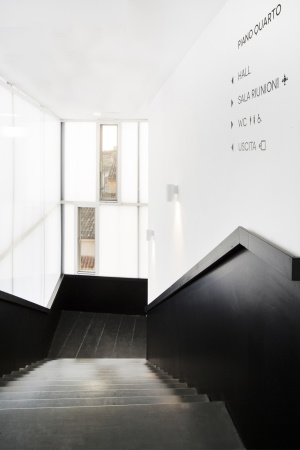 Baunetz, Meldung, Architektur, architecture, Itaklien, Italy, Sizilien, Sicily, Banca di Credito Cooperativo, BCC, G. Tonilo, San Cataldo, Auditorium, Saal, hall, Fassade, Denkmalschutz, facade, Treppen, stairs, Fabricanove, Filippo Romano