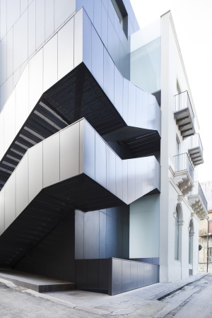 Baunetz, Meldung, Architektur, architecture, Itaklien, Italy, Sizilien, Sicily, Banca di Credito Cooperativo, BCC, G. Tonilo, San Cataldo, Auditorium, Saal, hall, Fassade, Denkmalschutz, facade, Treppen, stairs, Fabricanove, Filippo Romano